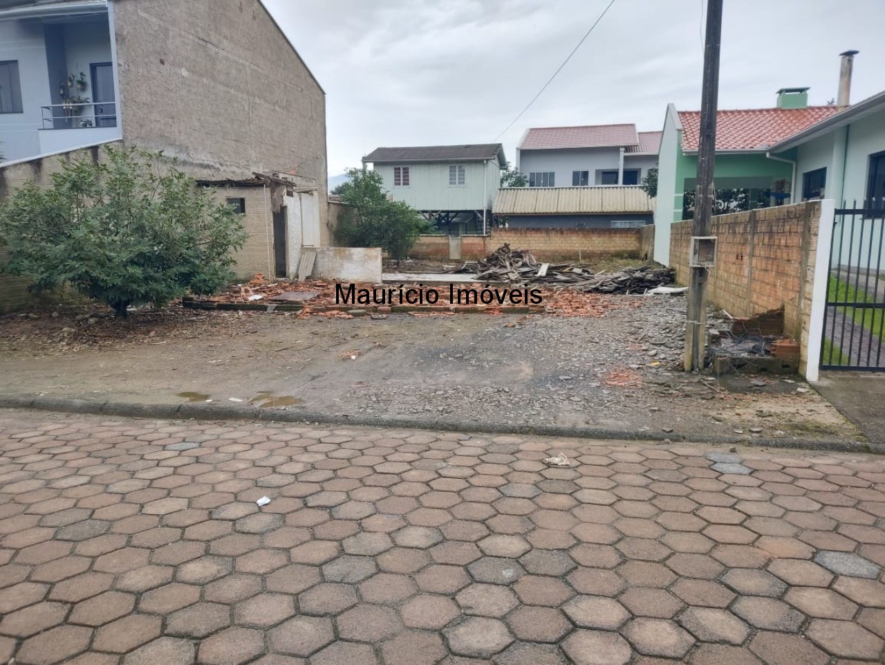 Terreno à venda com 2 quartos, 300m² - Foto 1