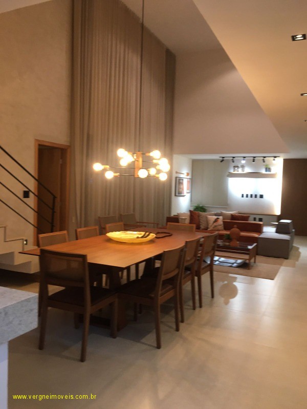 Casa à venda com 5 quartos, 308m² - Foto 12