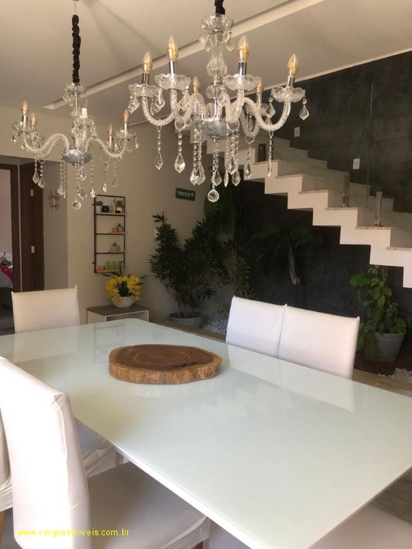 Casa à venda com 4 quartos, 300m² - Foto 12