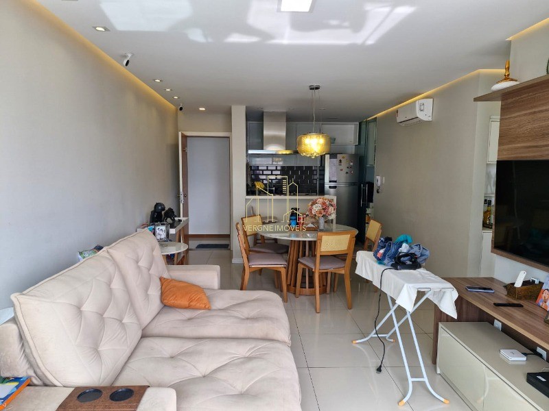 Apartamento à venda com 2 quartos, 70m² - Foto 2