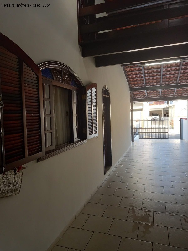 Casa à venda com 3 quartos, 240m² - Foto 2