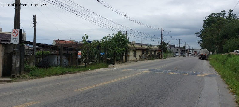 Casa à venda com 8 quartos, 200m² - Foto 2