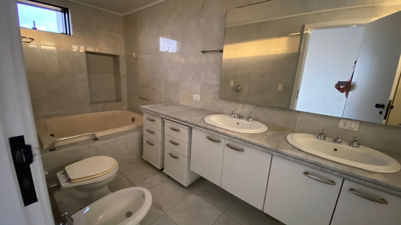 Apartamento para alugar com 4 quartos, 250m² - Foto 11