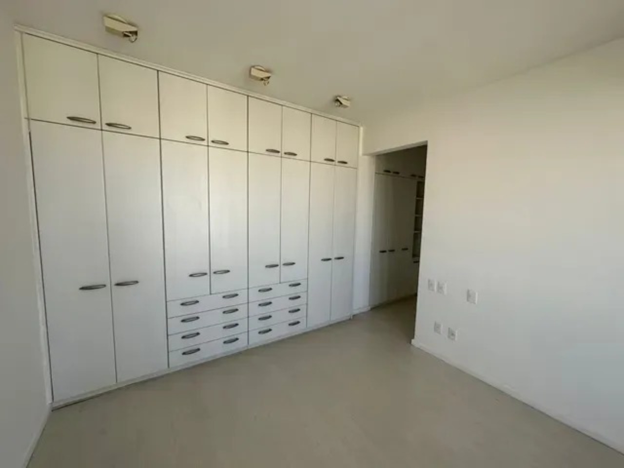 Apartamento para alugar com 4 quartos, 250m² - Foto 12