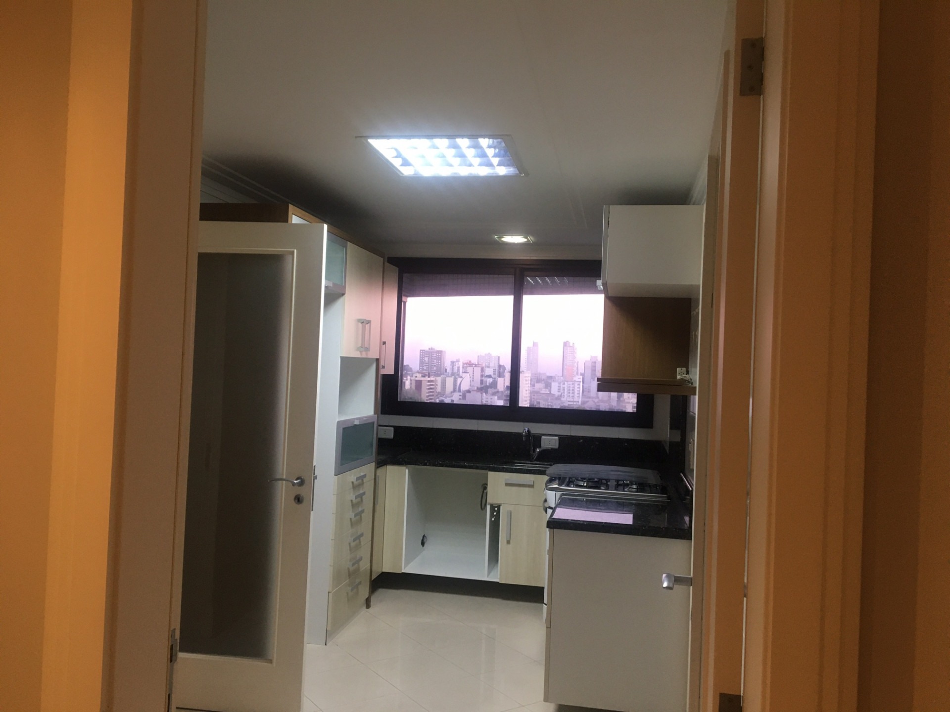 Apartamento à venda com 3 quartos, 223m² - Foto 2