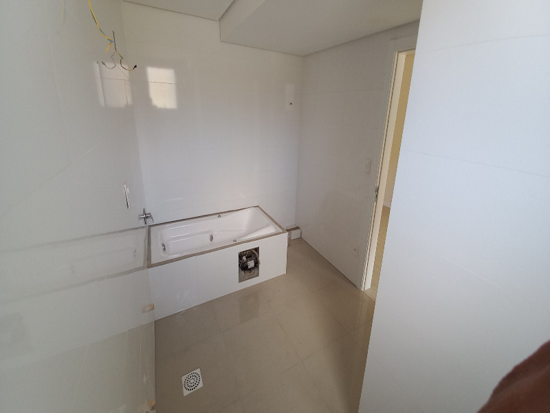 Apartamento à venda com 3 quartos, 184m² - Foto 3