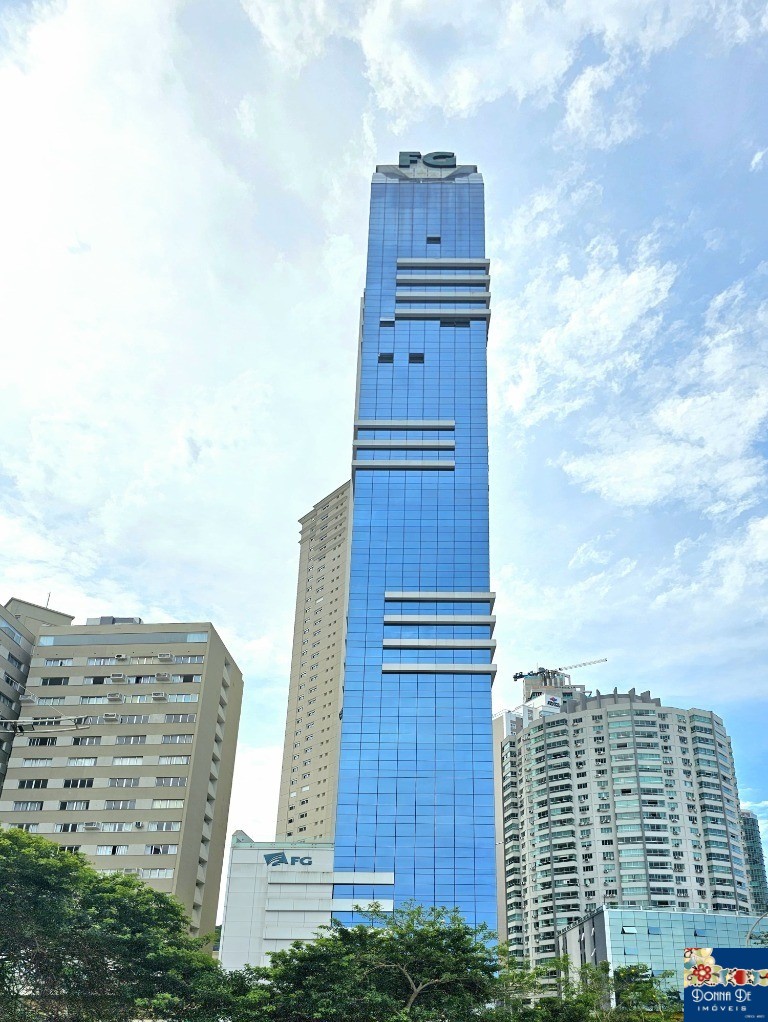 EDIFÍCIO SKY TOWER - APARTAMENTO 04 SUÍTES - MOBILIADO - COM 286M² PRIVATIVOS - FRENTE MAR - ALTO PADRÃO - NO PONTAL NORTE.