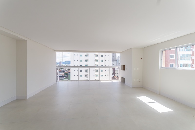 Apartamento à venda com 3 quartos, 139m² - Foto 2