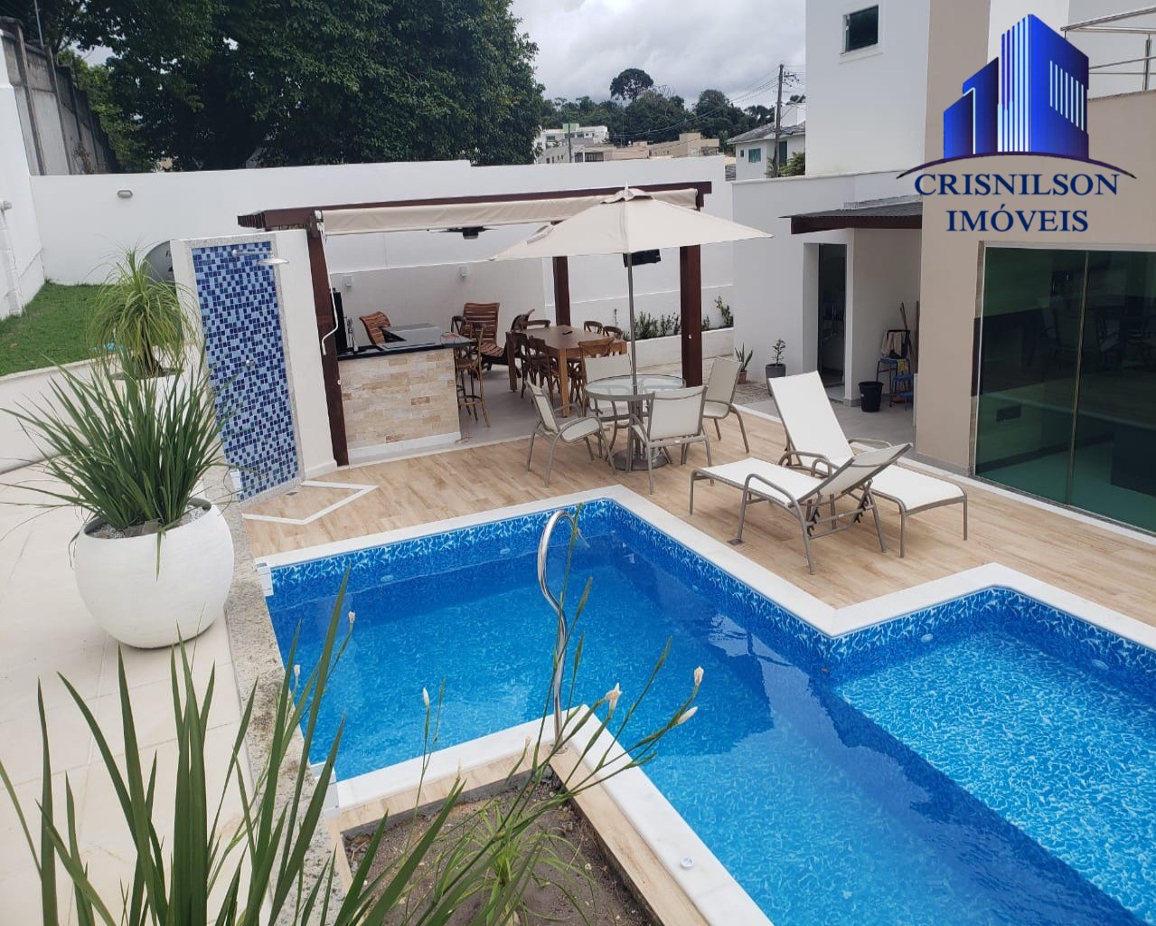 Casa de Condomínio à venda com 4 quartos, 350m² - Foto 1