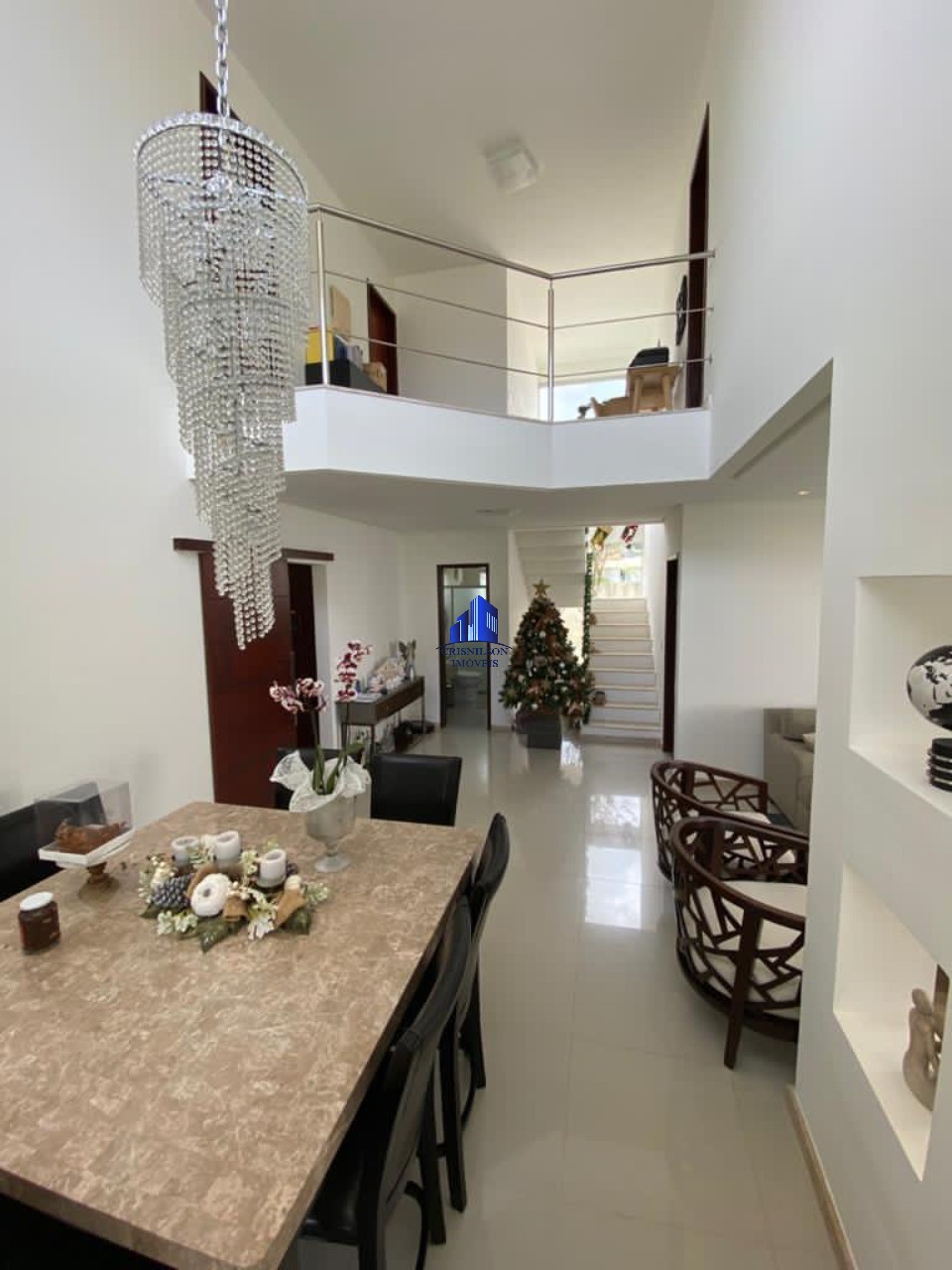 Casa de Condomínio à venda com 4 quartos, 240m² - Foto 1