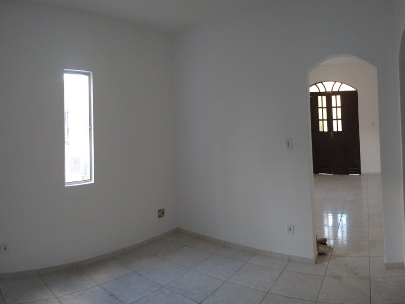 Casa à venda com 6 quartos, 260m² - Foto 2