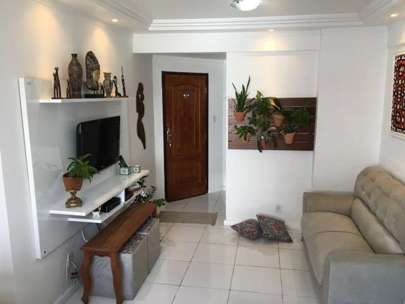 Apartamento à venda com 2 quartos, 70m² - Foto 3