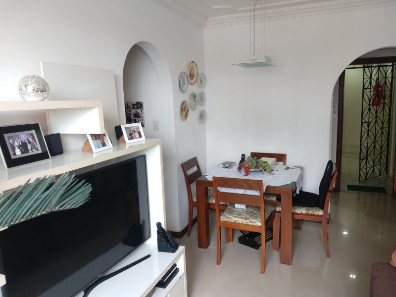 Apartamento à venda com 2 quartos, 70m² - Foto 2