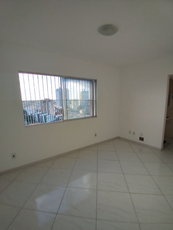 Apartamento à venda com 2 quartos, 70m² - Foto 2