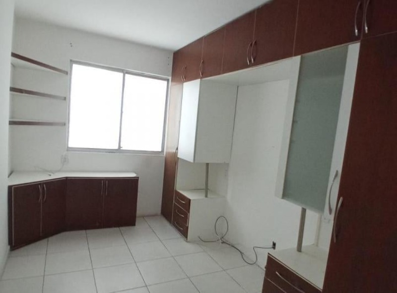 Apartamento à venda com 2 quartos, 70m² - Foto 2