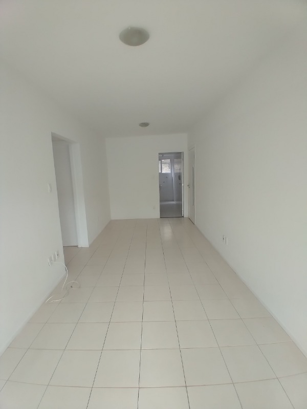 Apartamento à venda com 2 quartos, 67m² - Foto 2