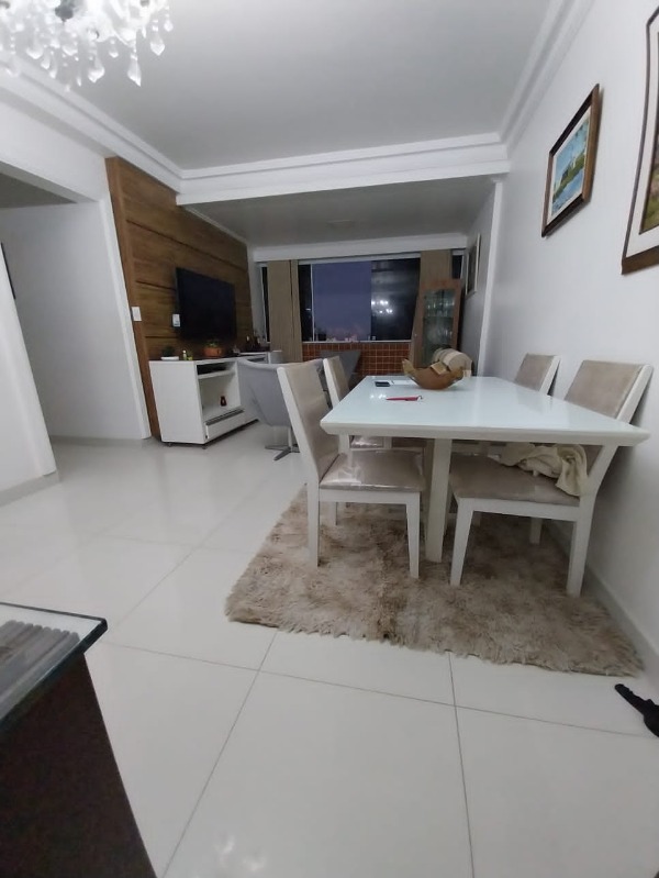 Apartamento à venda com 2 quartos, 70m² - Foto 2