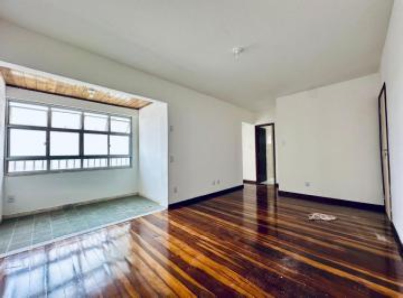 Apartamento à venda com 2 quartos, 75m² - Foto 2