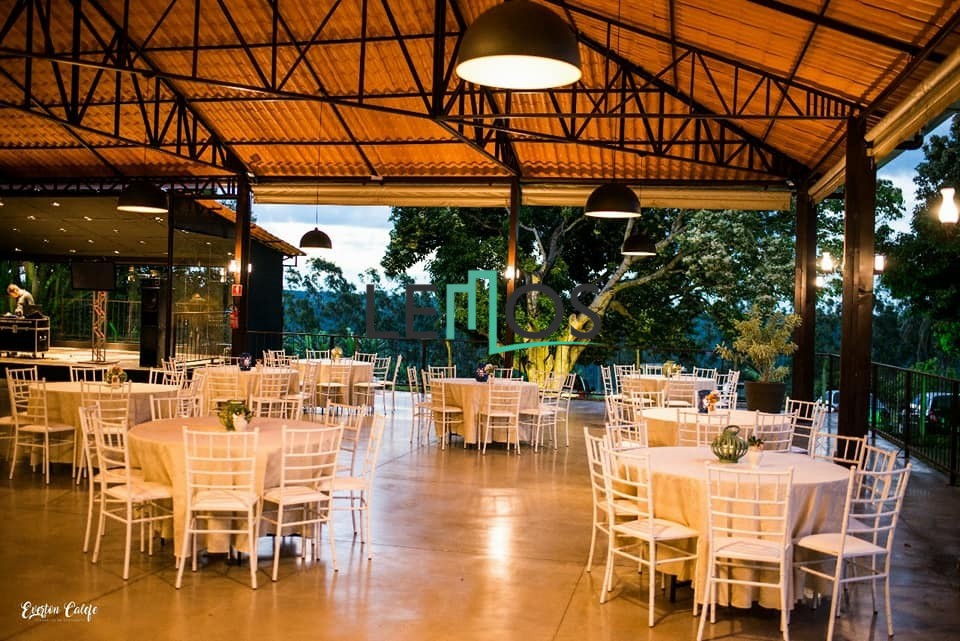 VENDE-SE CHACARA PARA EVENTOS  ( EXCELENTE OPORTUNIDADE PARA INVESTIMENTO )  1 casa de 280m2 contendo:  3 quartos(sendo 