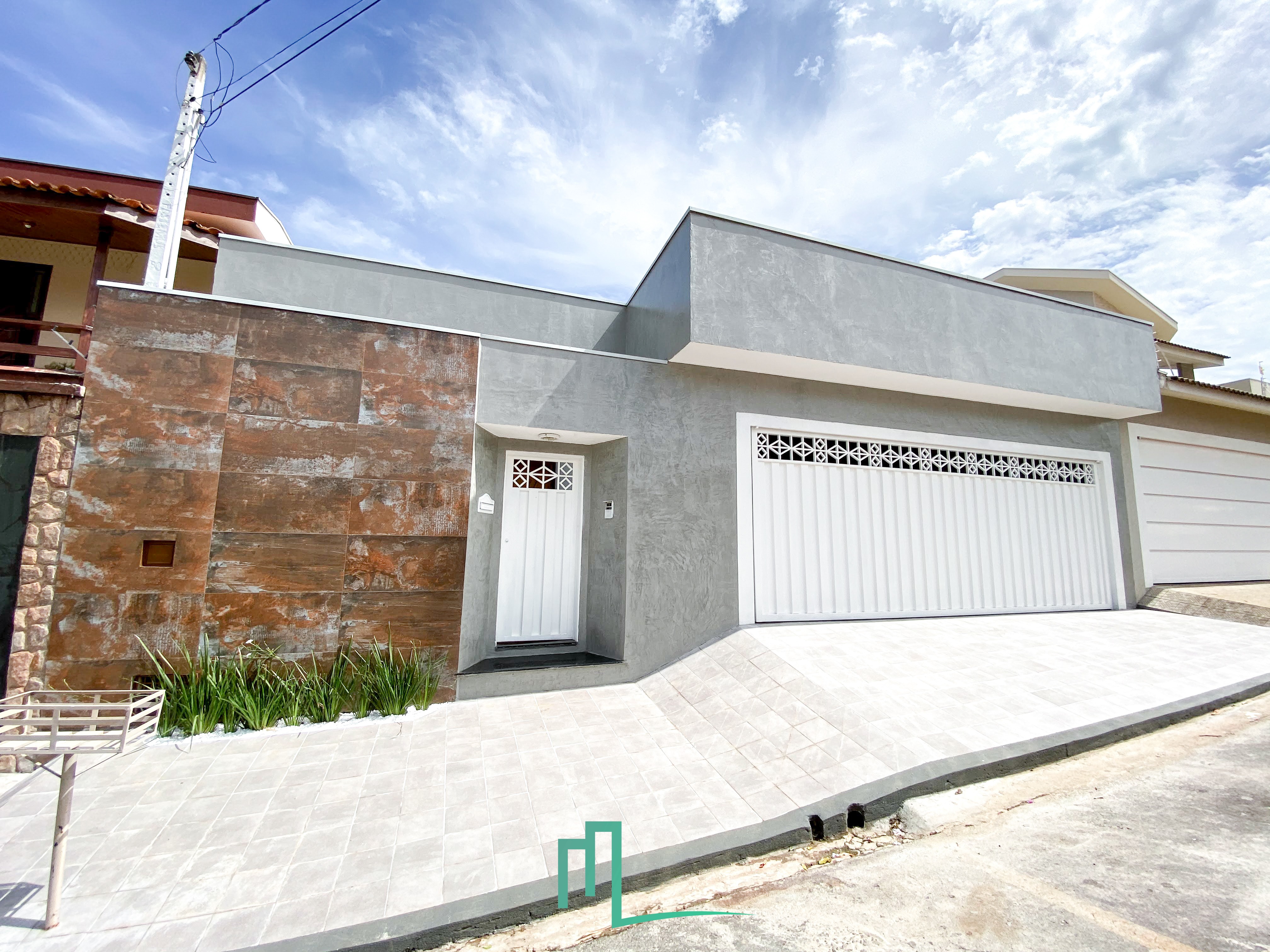 VENDE-SE LINDA CASA NO BAIRRO SÃO JOSÉ EM EXCELENTE LOCALIZAÇÃO!  Imóvel com 325 metros de terreno, com 260 metros de co