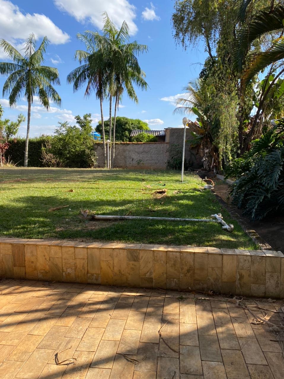 Casa/Chacara Vale da Lua Azul - Sobrado  - 4 quartos (todos suíte, apenas um com chuveiro)  - Ampla sala de dois ambient