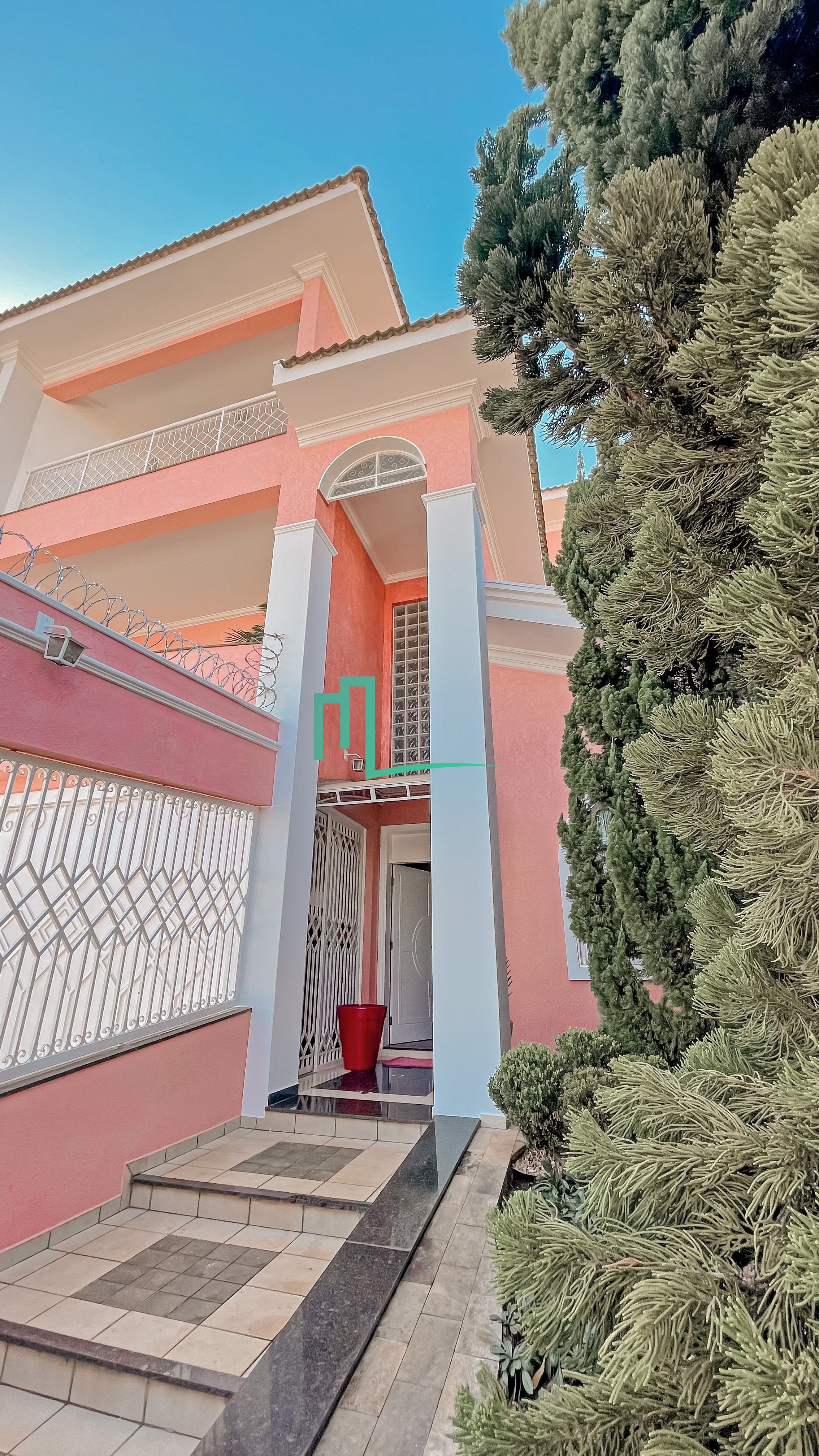 SOBRADO EXCLUSIVO DE ALTISSIMO PADRÃO   Imóvel exclusivo localizado na região central de Franca/SP, conta com três andar