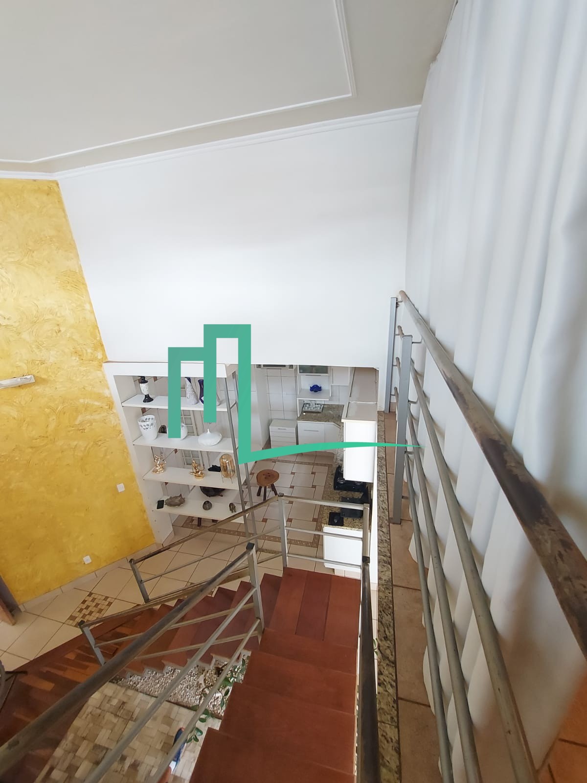 VENDE SE LINDA CASA NO PRIMO MENEGHETTI Casa com 4 dormitórios, sendo 02 suítes , rica em armários , garagem para até