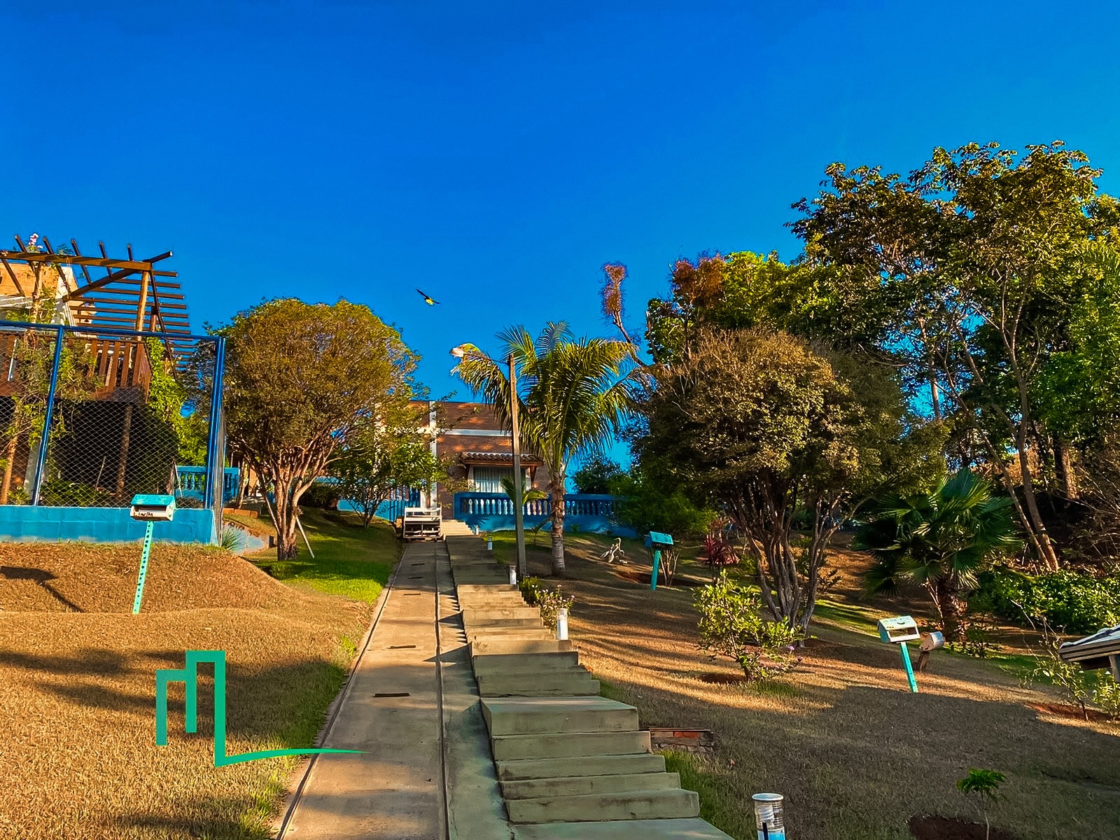 RANCHO À VENDA | ITAMBÉ-MG | 6.000 METROS Casa principal com 500 m2 de area construída 7 dormitorios 9 banheiros Salas