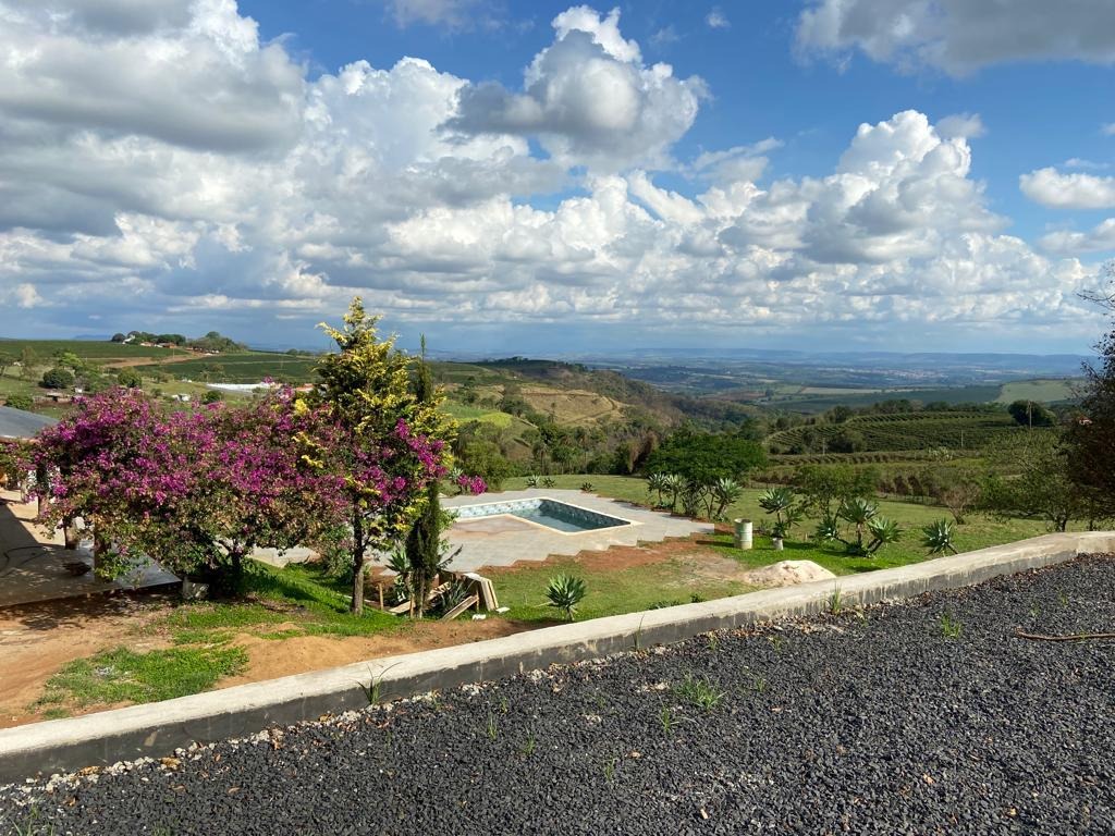 Chácara à venda no Condominio Nova Floresta com 7.700 Metros  Casa com três suites, acabamento fino, ambientes amplos e 