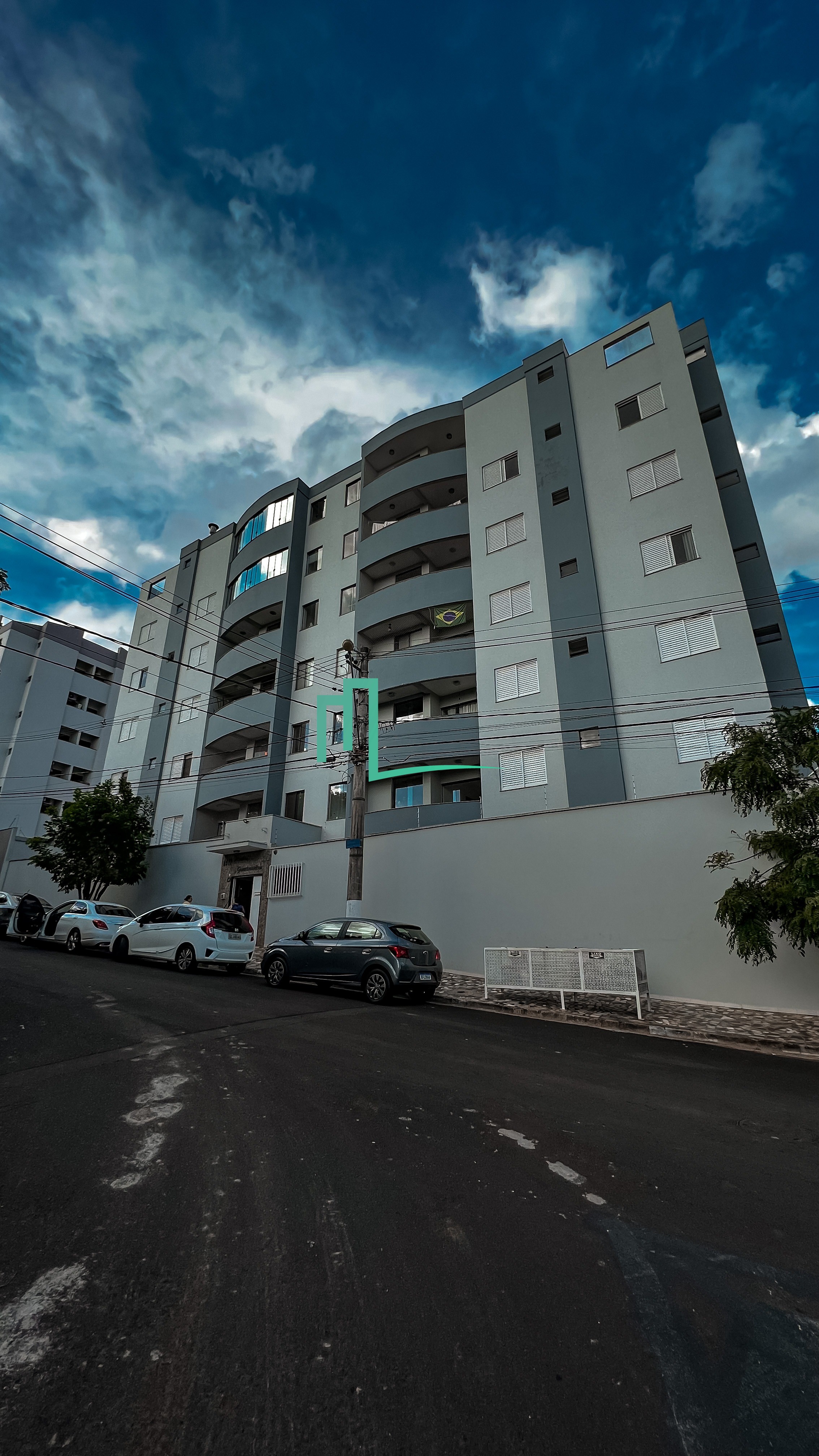 Linda cobertura Duplex disponivel à venda no Residencial Amazonas   Três dormitórios amplos sendo uma suite com sacada, 