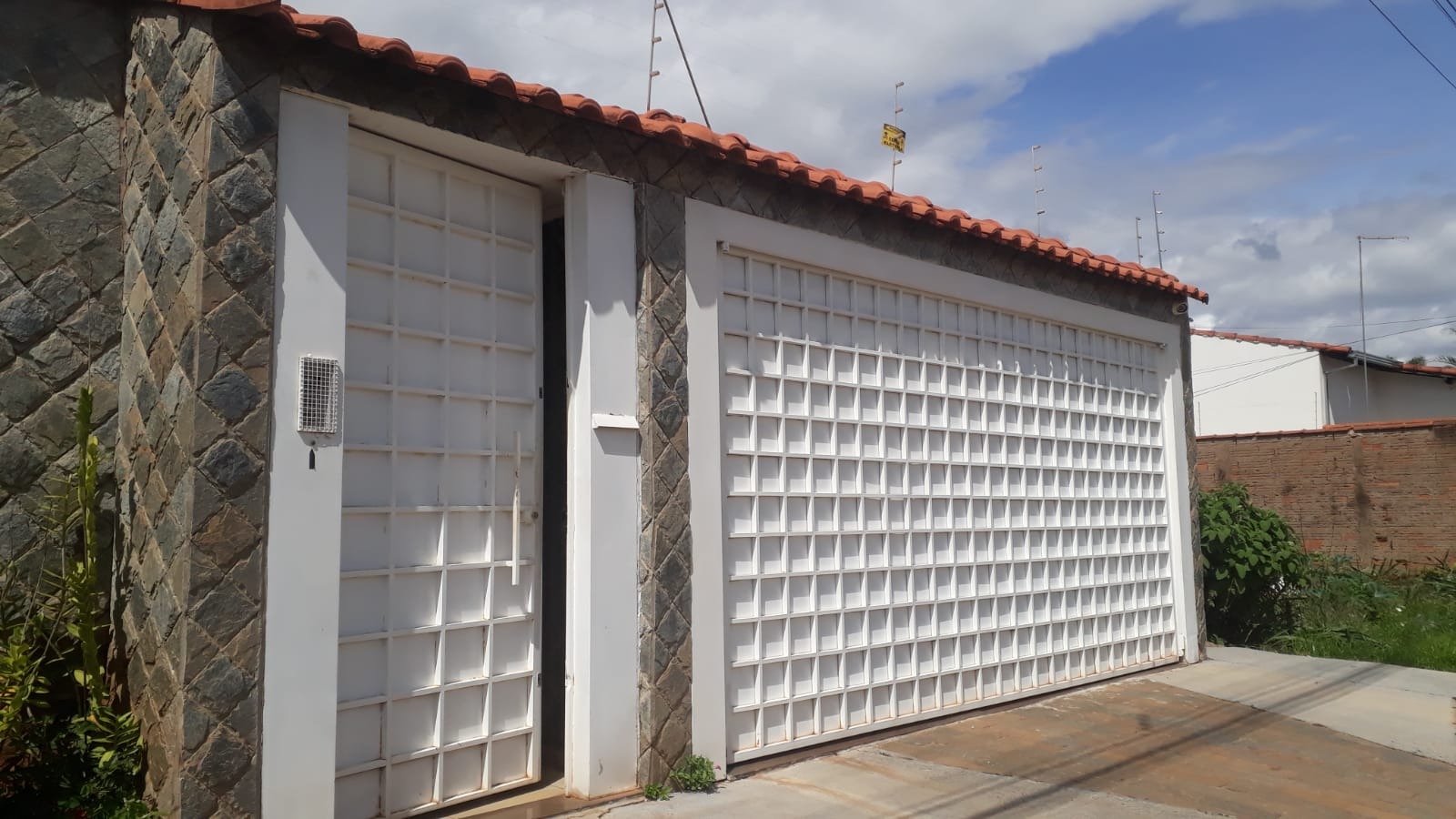 CASA RESIDENCIAL À VENDA NO BAIRRO PARQUE UNIVERSITARIO EM FRANCA/SP  - 300m² de área construída com 396m² de terreno - 