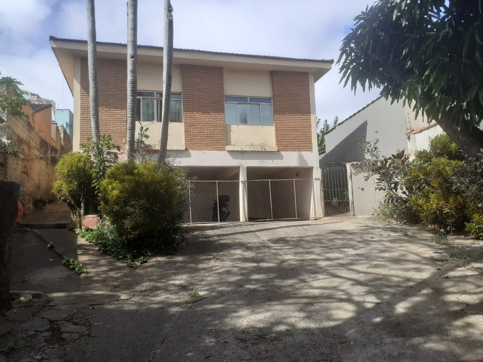 VENDE-SE CASA NO CENTRO  FRANCA SP LOCALIZAÇÃO COMERCIAL  sobrado  com 03 dormitórios sendo 01 suíte sala ampla  cozinha