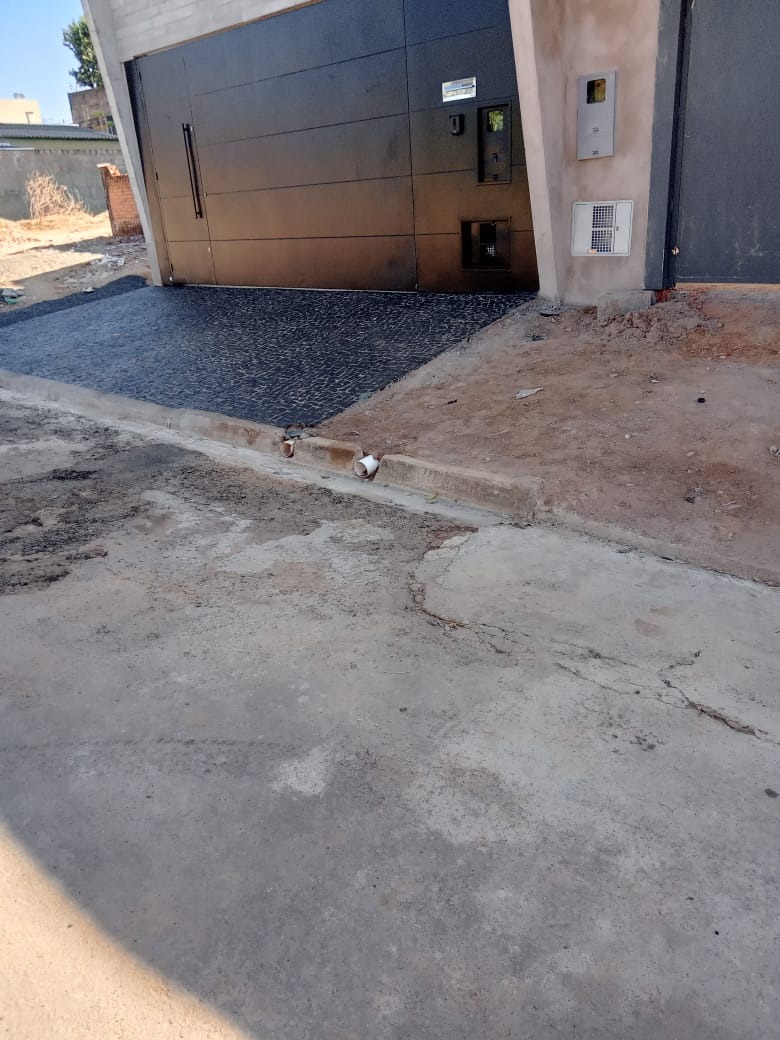 CASA À VENDA NO PARQUE UNIVERSITARIO   - 150m²  - 2 Dormitórios sendo 1 suíte - 1 banheiro social - Garagem com duas vag