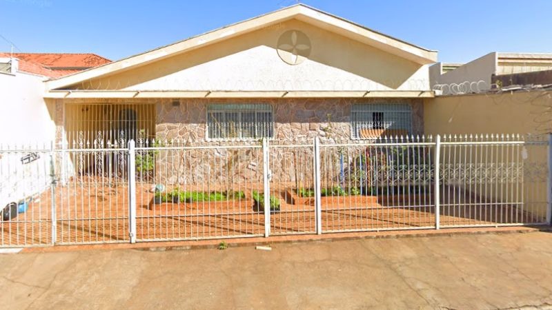 Casa Localizada na Estação 10m²X20m² com 160m² área construída.  - 02 quartos (armários embutido em 1 quarto) - Sala - C