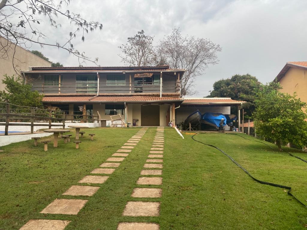 Lindo Rancho localizado no Condomínio Pontal do Lago em Delfinópolis (MG) a 100km de Franca (SP) Este imóvel conta com: