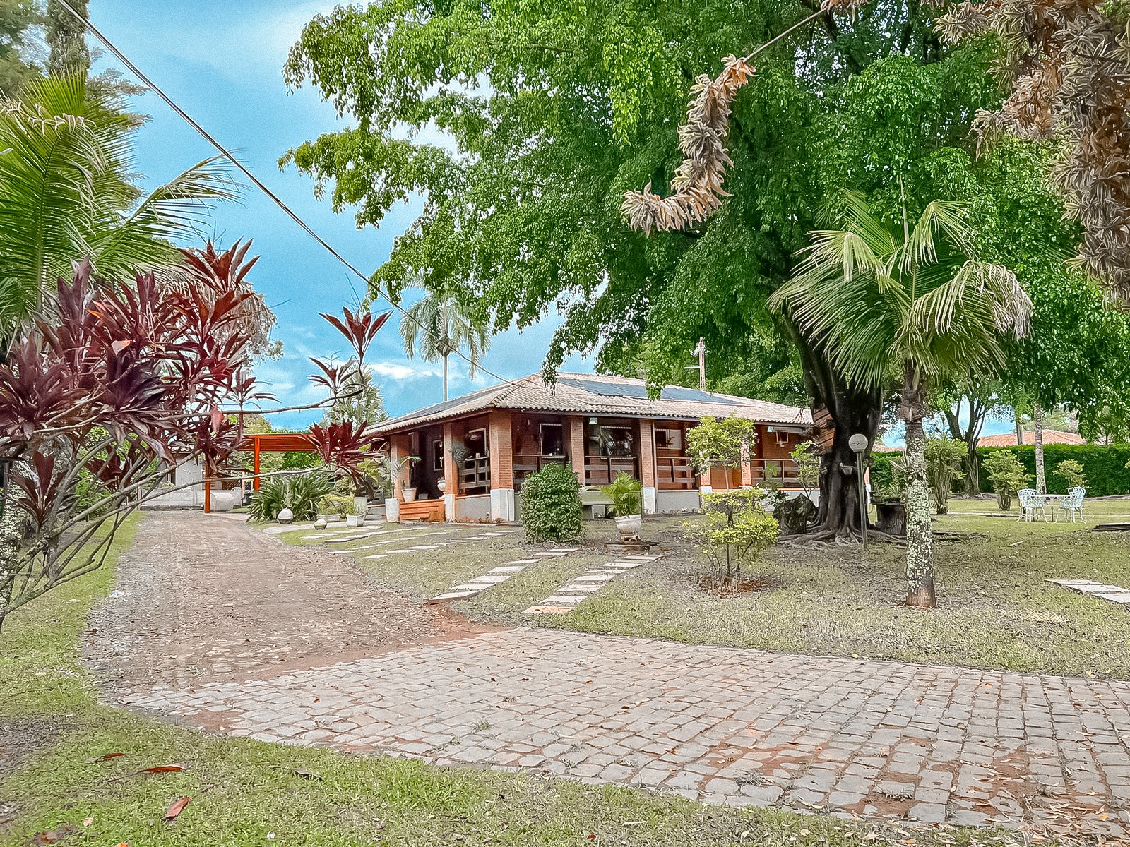 LINDA CHÁCARA À VENDA NO CONDOMINIO BOSQUE DO SAGUI - 2.550m² de terreno com 250m² de construção - 03 dormitórios sendo