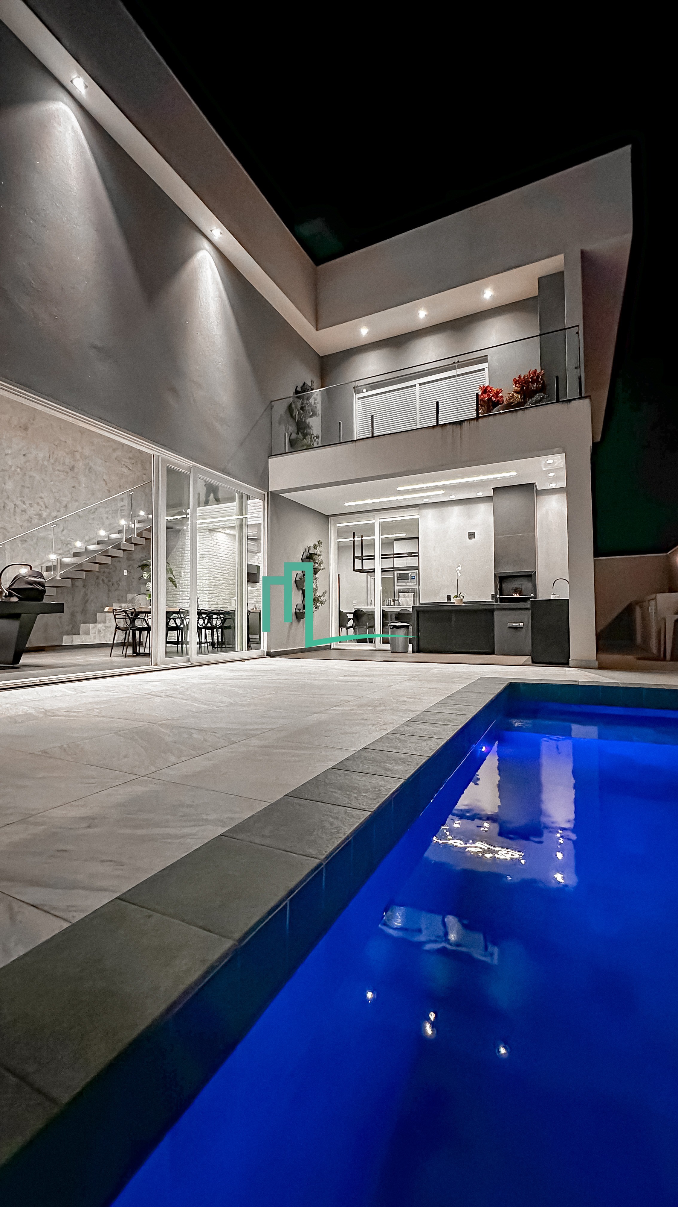 RESIDENCIA DE ALTO PADRÃO Á VENDA EM CONDOMINIO   -  400,00m² de terreno e 300,00m² de construção - 03 suítes sendo 01 m