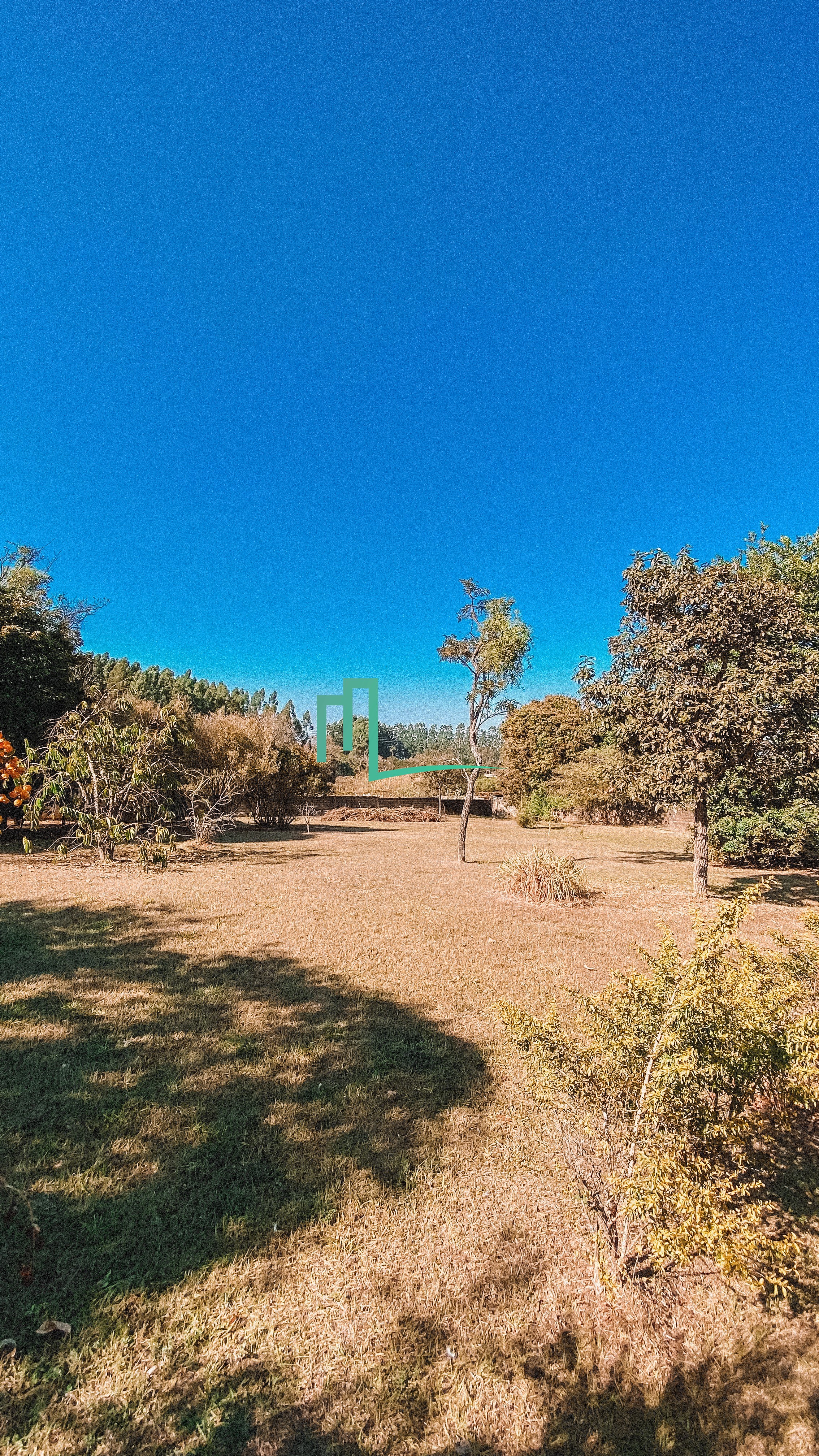 TERRENO DE CHÁCARA EM CONDOMÍNIO FECHADO  Condomínio 3 PORTEIRAS. Com uma generosa extensão de 2304 m², totalmente plano