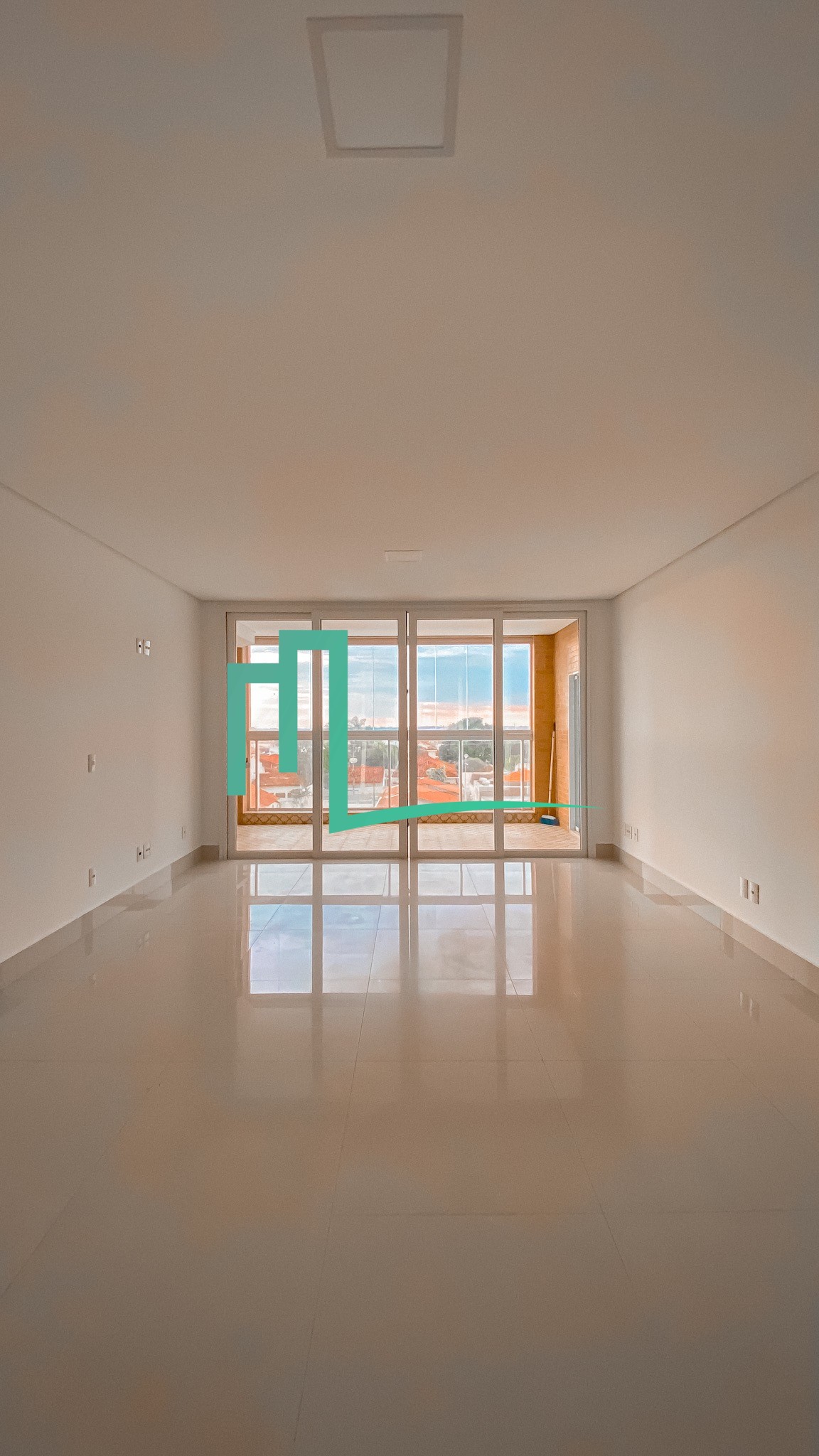 EXCELENTE APARTAMENTO À VENDA ALTO PADRÃO NO EDIFÍCIO TAHITI  - 03 suítes - Lavabo - 03 vagas na garagem - Cozinha - Sal