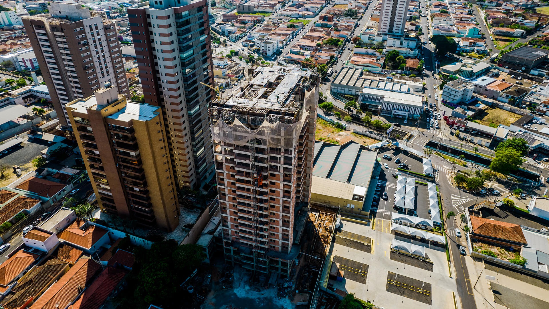 UNIDADE DISPONIVEL À VENDA NO EDIFÍCIO FLORIANO EM FRANCA/SP - Andar 23 - 03 dormitórios sendo uma suíte - 02 vagas de