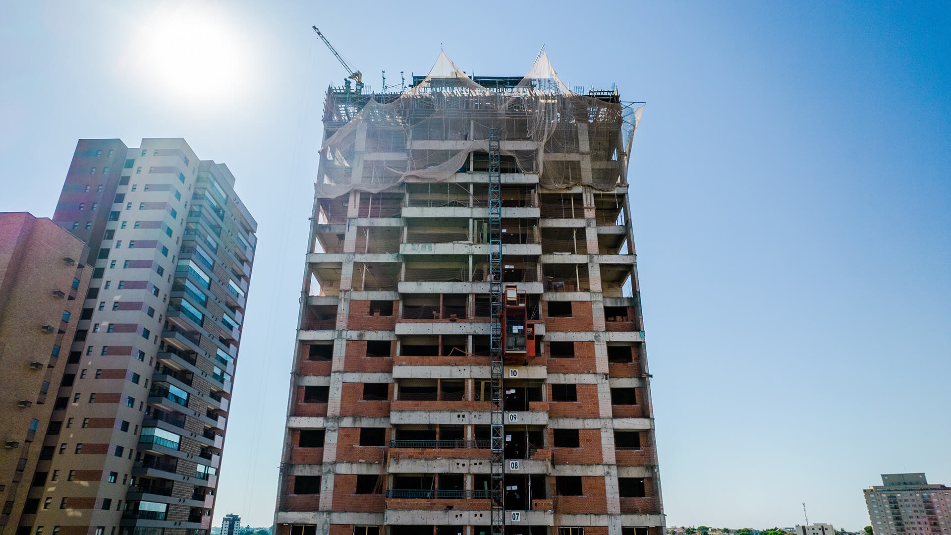 UNIDADE À VENDA NO EDIFICIO FLORIANO 1680 NO CENTRO DE FRANCA/SP - unidade em andar alto (23) - 03 dorm. sendo uma suit