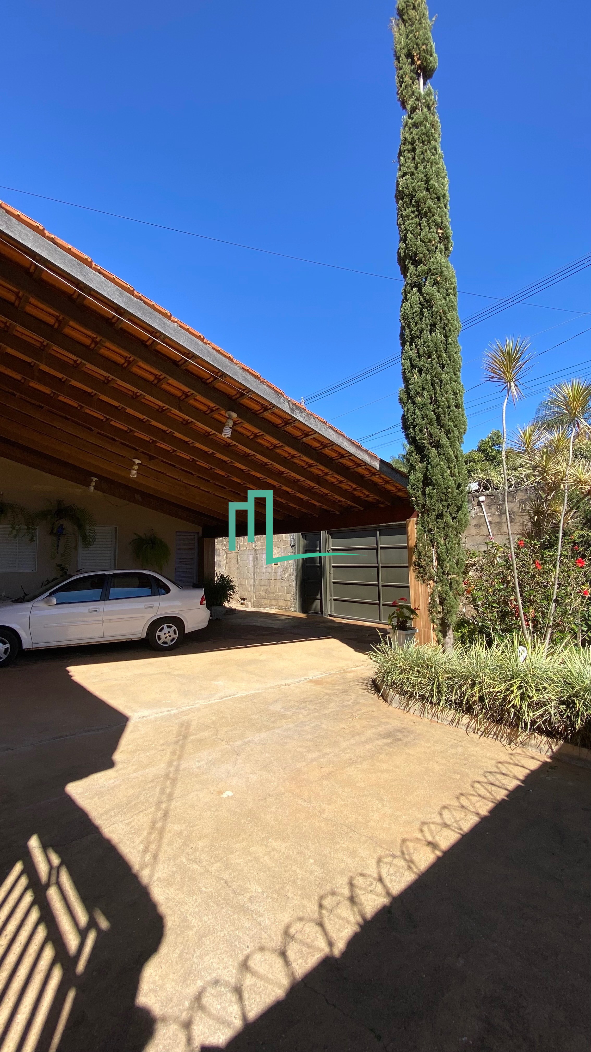 CHÁCARA À VENDA NO RECREIO CAMPO BELO  - Terreno amplo de 1000 metros, plano - Casa principal com 3 dormitórios, sendo 1