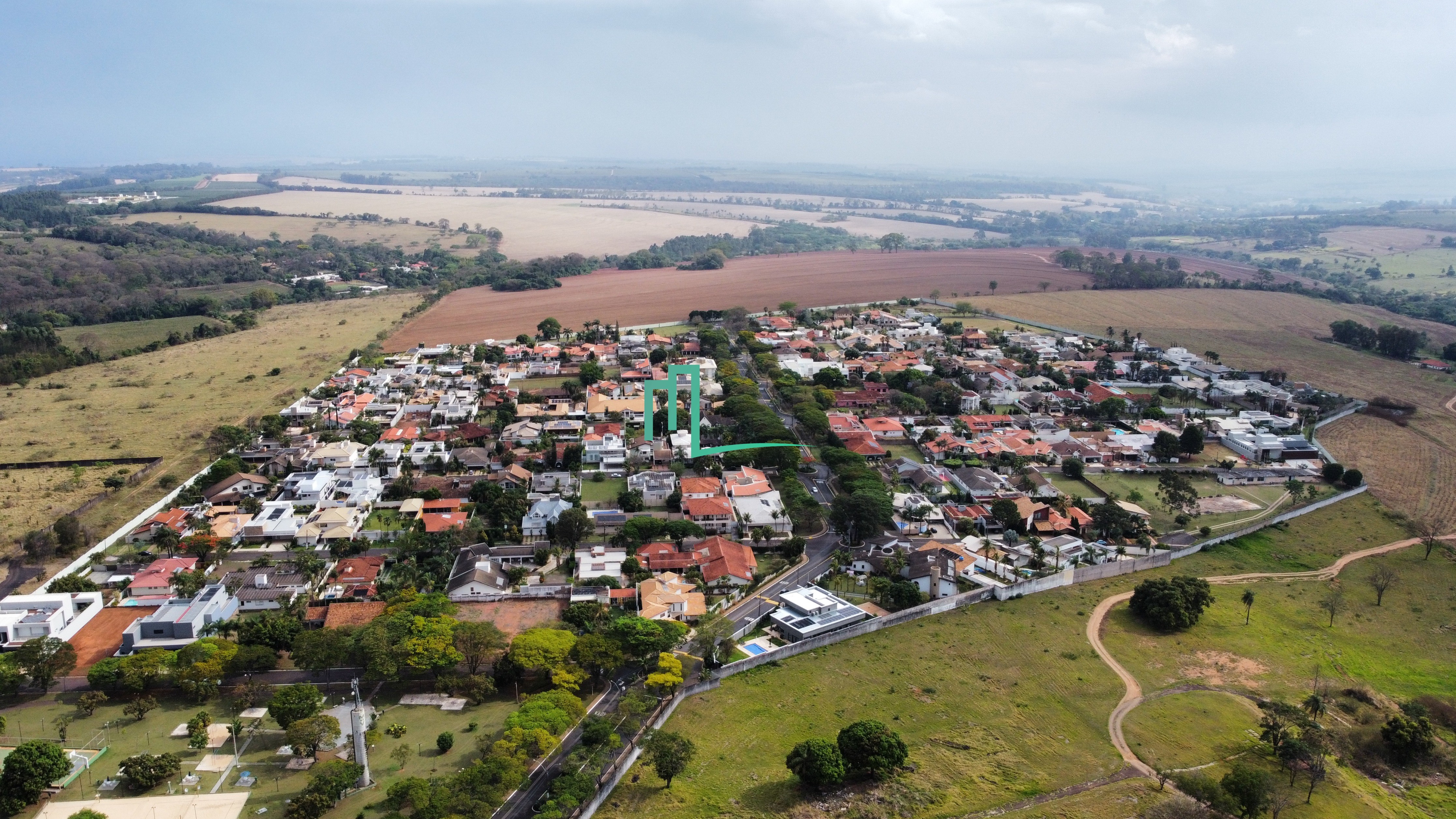 VENDA POUSADA DELFINÓPOLIS ÁREA TOTAL 1.500M2 ÁREA CONSTRUÍDA 600M2 2 PREDIOS E UMA CASA  25 SUITES  6 QUARTOS NA CASA  