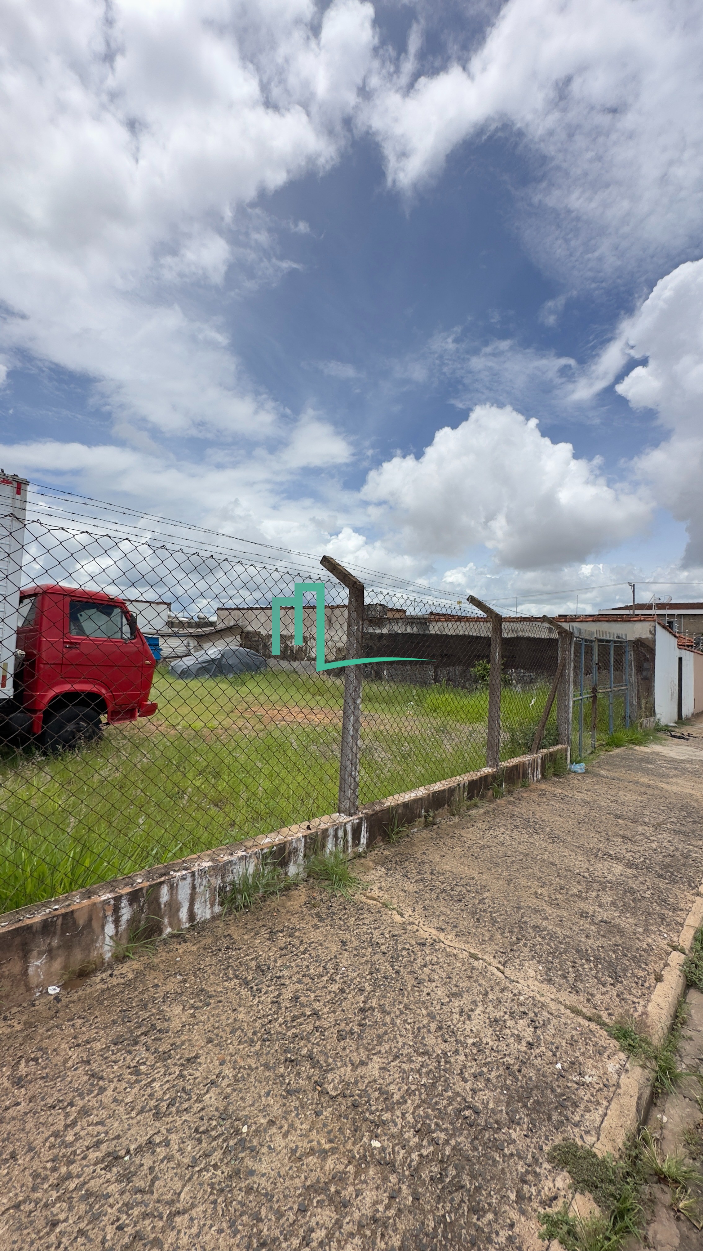 TERRENOS Á VENDA EM EXCELENTE LOCALIZAÇÃO NA VILA SCARABUCCI AO LADO DA AVENIDA SANTA CRUZ  - Dois lotes um do lado do o