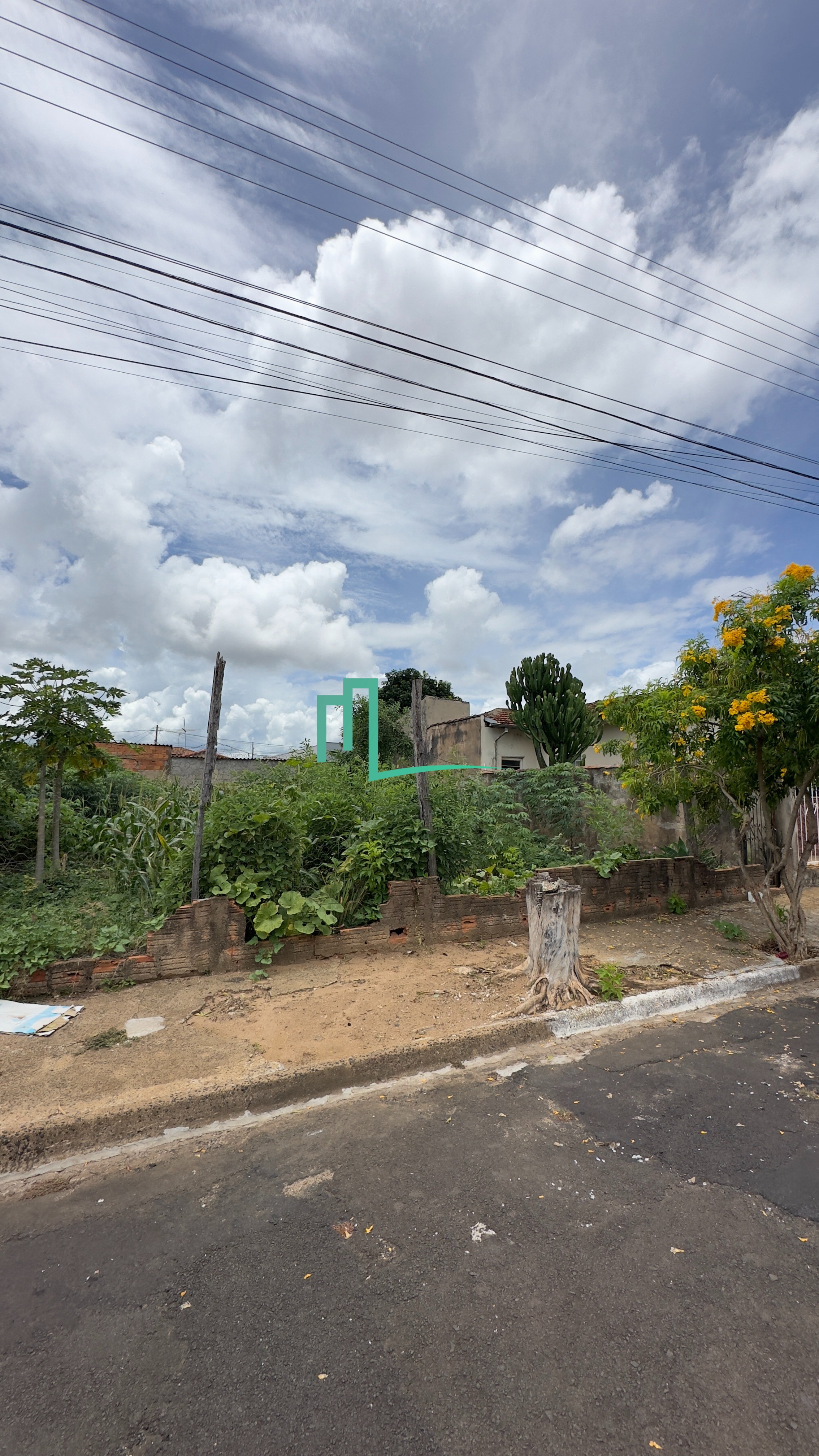TERRENO Á VENDA NO BAIRRO VILA SCARABUCCI   - 250 m² total  - 10x25  Valor de venda: R$ 230.000,00  Entre em contato e a