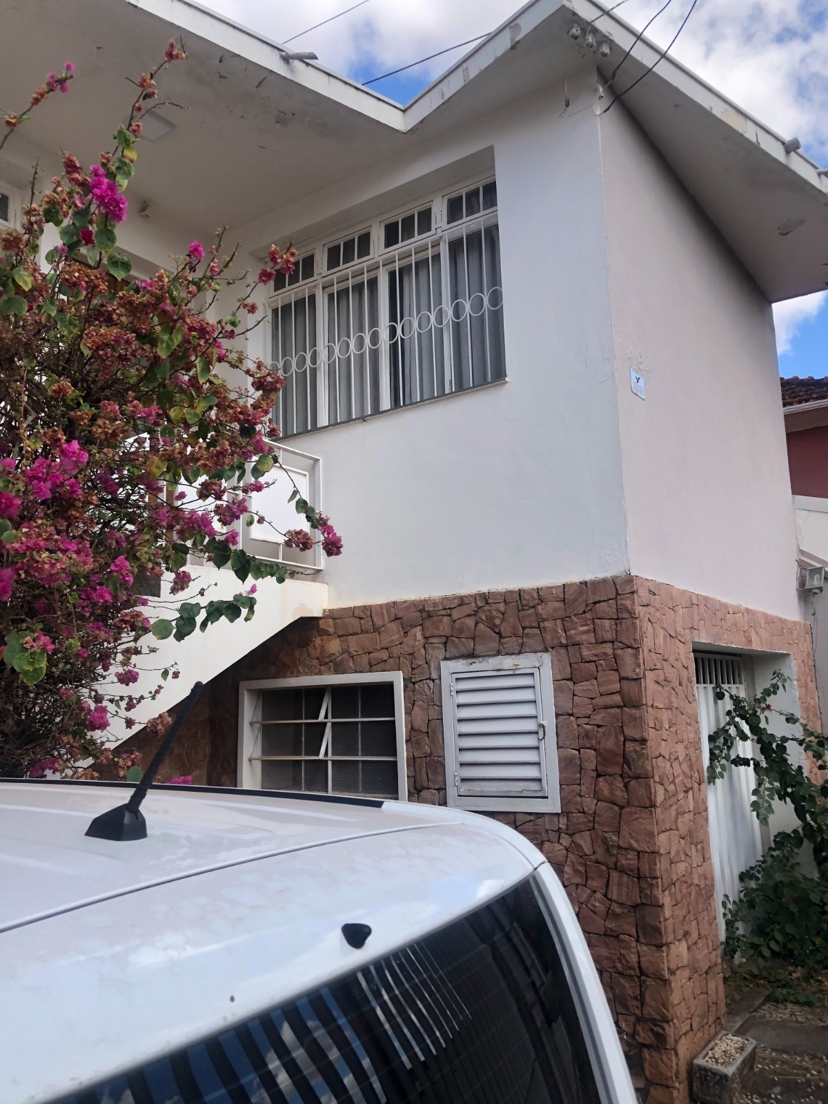 CASA À VENDA NO VILA FLORES   - Sobrado com 03 dormitórios sendo 01 suíte - Sala com 02 ambientes  - Cozinha  - Banheiro