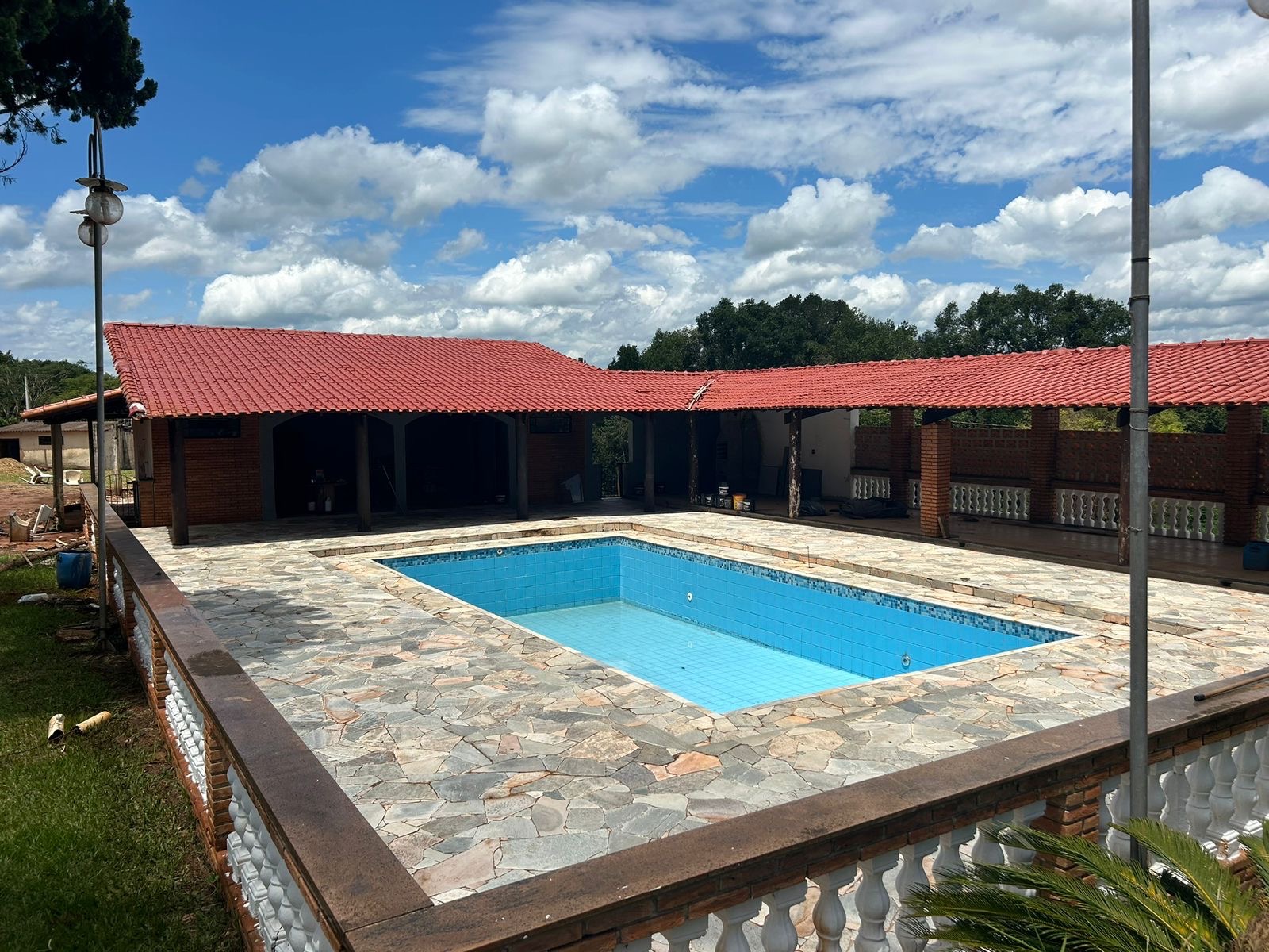 CHACARA DISPONIVEL PARÀ VENDA NO PAIOLZNHO EM FRANCA SP  - 200,00 m2  - 03 quartos, sendo 01 suíte - Área de lazer com c