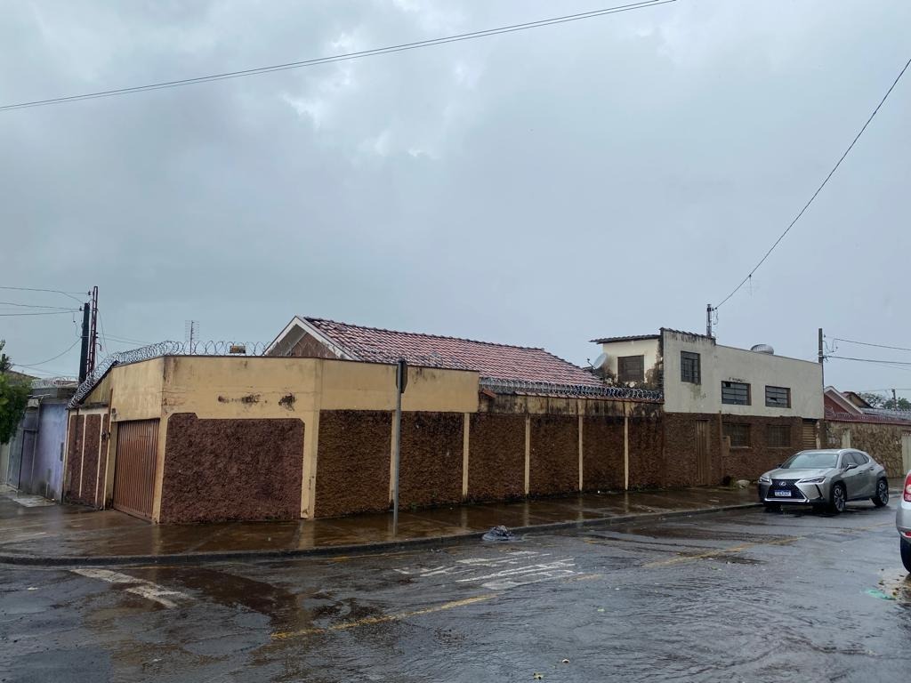 VENDE-SE CASA E BARRACÃO AO LADO NO VILA SANTA TERESINHA  São 02 imóveis sendo um barracão e uma casa.  Barracão de 104,