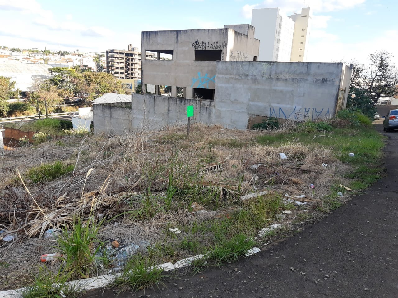 TERRENOS À VENDA NA AV CHAMPAGNAT EM FRANCA/SP   - Excelente localização   - Terreno de 250m² - Terreno 300m²  Valor de 