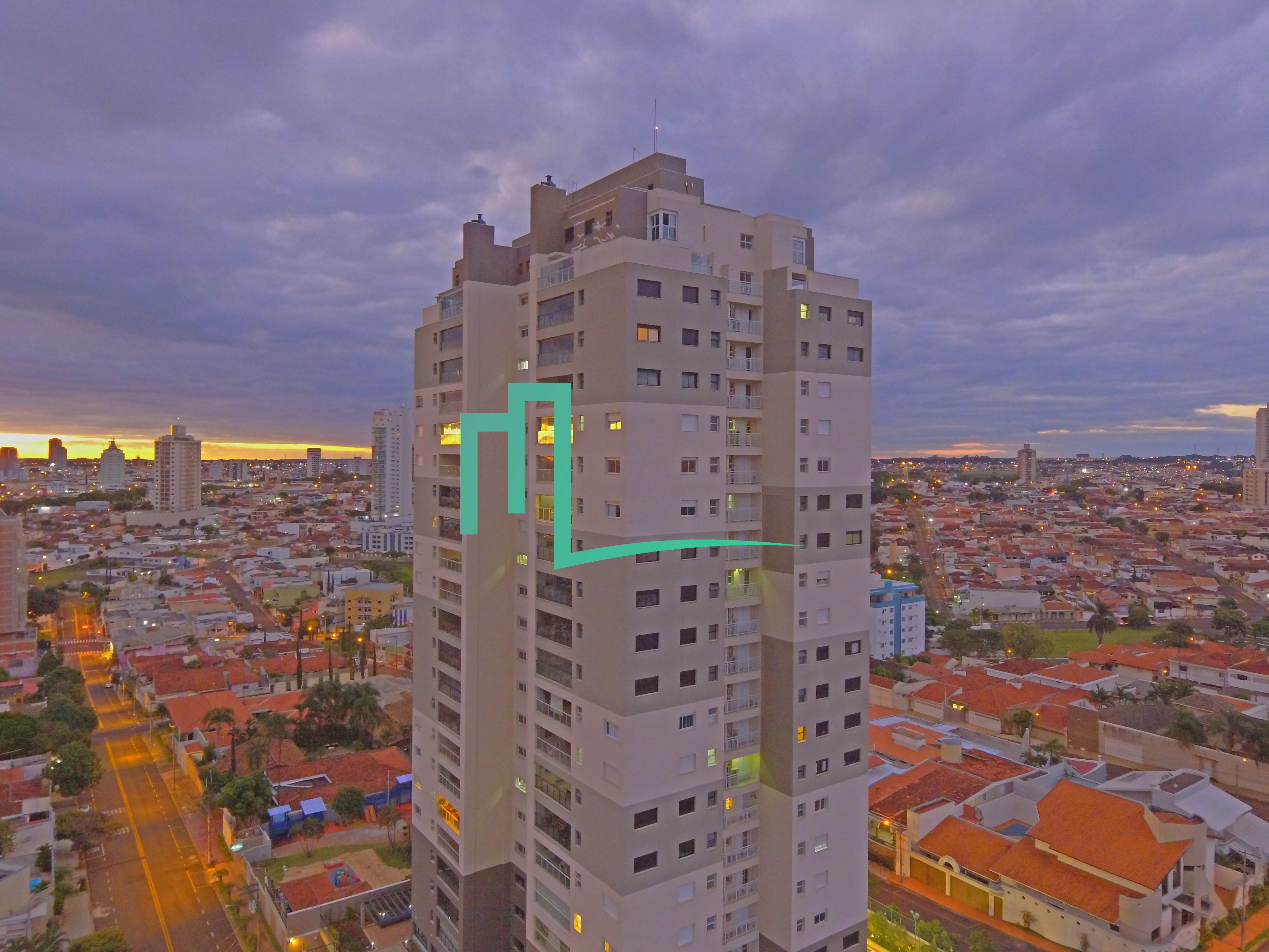 Lindo apartamento a venda no Edificio Unique   Apartamento completo rico em armarios, localizado em andar alto com uma v